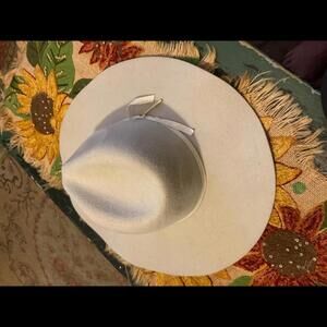 Abercrombie &Fitch Stylish Light Grey Felt Hat - Perfect for Any Occasion